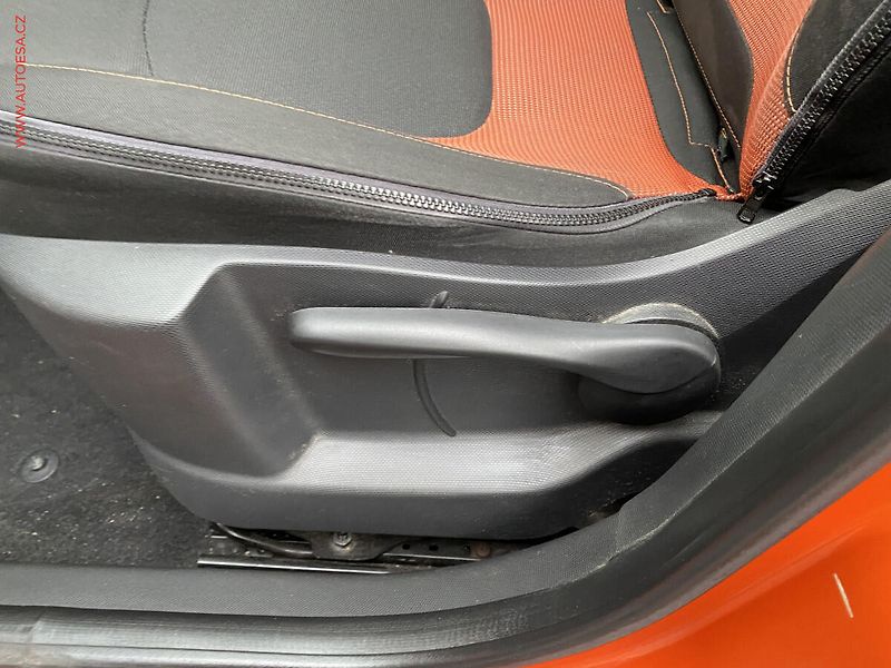 Renault Captur (2015) 1.2 TCe, Intense, AT, navi - fotka 14 z 17