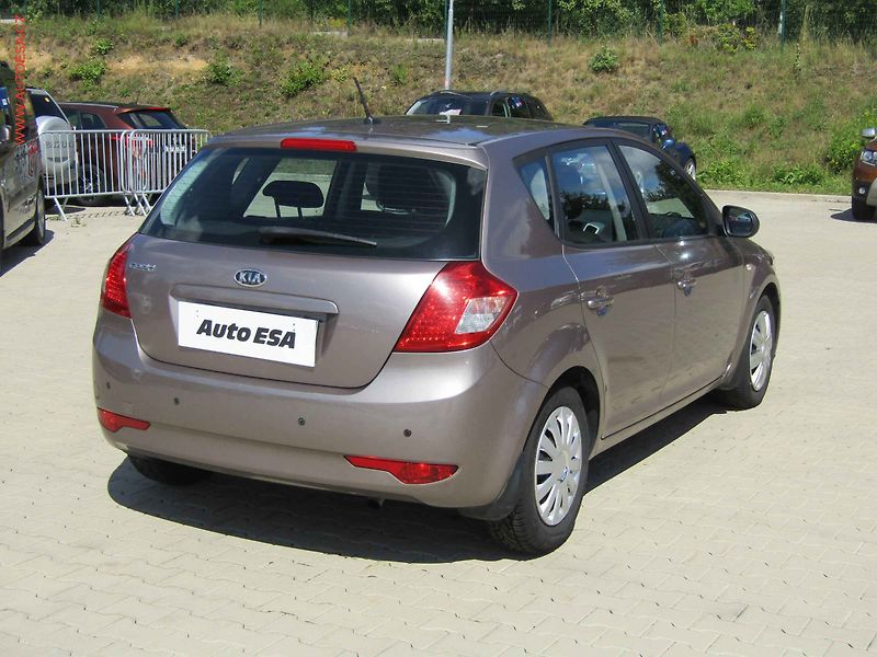 Kia Ceed (2010) 1.4CVVT, ČR, AC, park.čidla - fotka 4 z 15