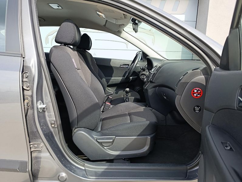 Hyundai i30 1.4 CVVT 80kW ČR  - fotka 18 z 31