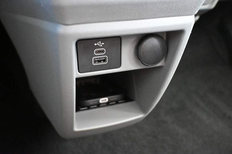 Ford Tourneo Custom (2025) 2.0 320 L1H1 8 Míst LED Kamera - fotka 31 z 38