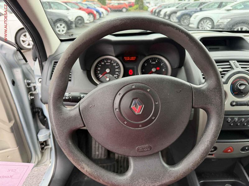 Renault Mégane (2004) 1.4i - fotka 11 z 17