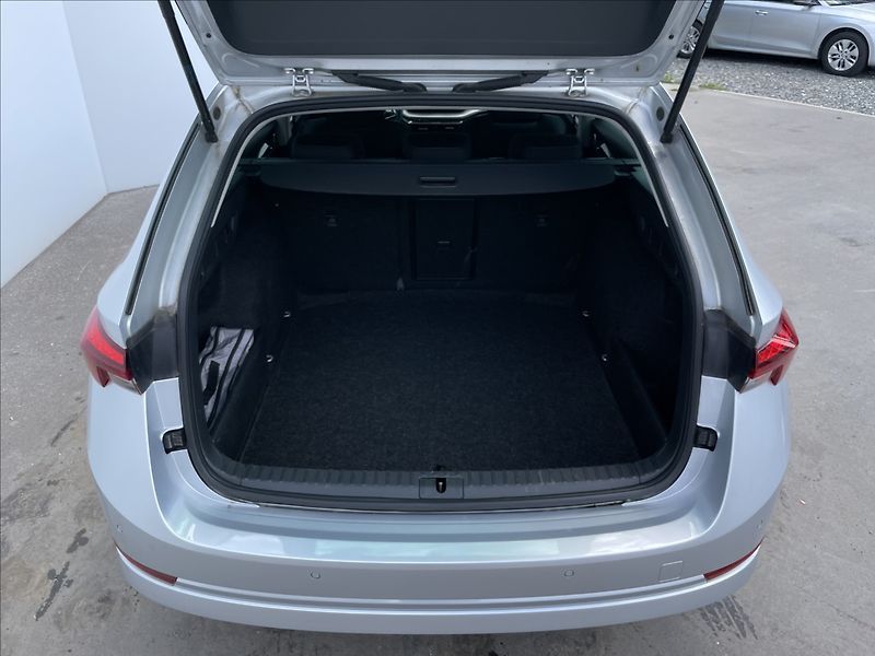 Škoda Octavia 2,0 TDI Combi Ambition Plus - fotka 24 z 24