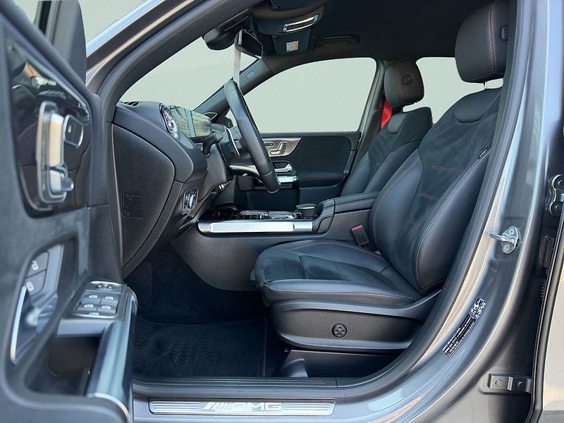 Mercedes-Benz GLB 35 AMG 4MATIC - fotka 15 z 40