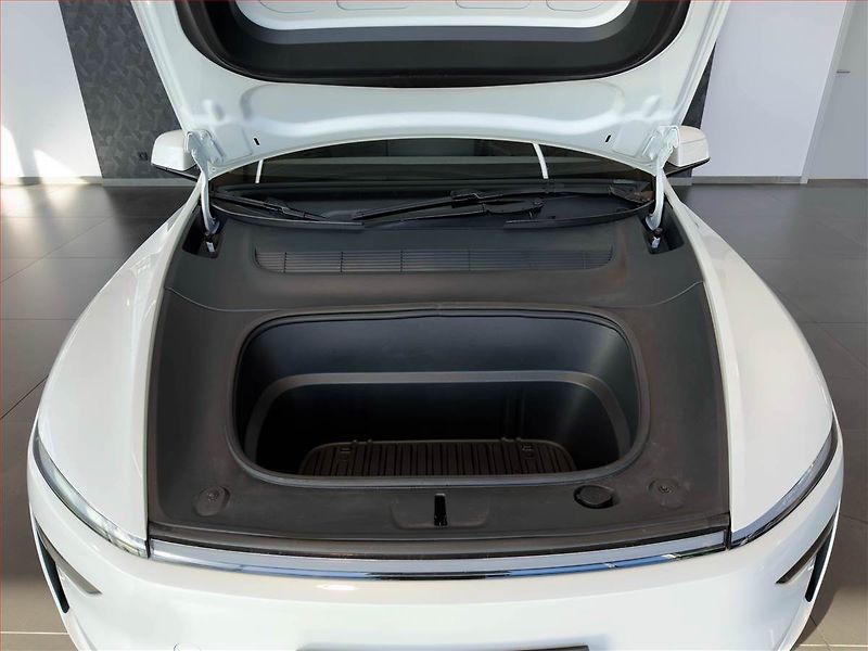 Tesla Model Y (2025) Long Range AWD 79kWh - fotka 23 z 26