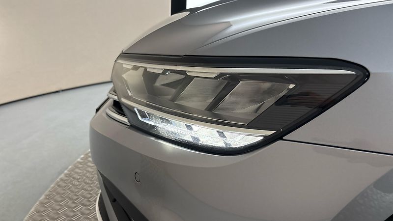 Volkswagen Passat 2.0 TDI DSG Elegance Variant - fotka 18 z 27