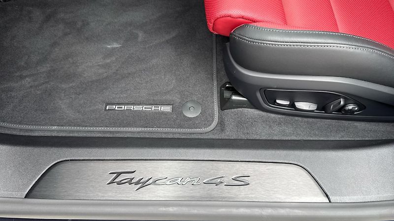 Porsche Taycan 4S - fotka 19 z 25