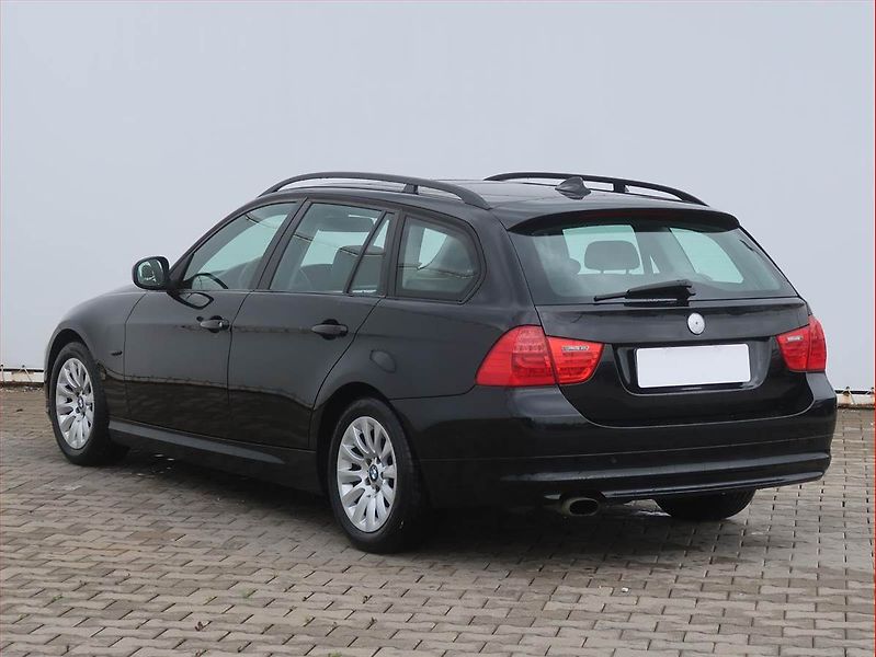 BMW Řada 3 (2009) 320 i, Automat, Navi, Xenony - fotka 4 z 14