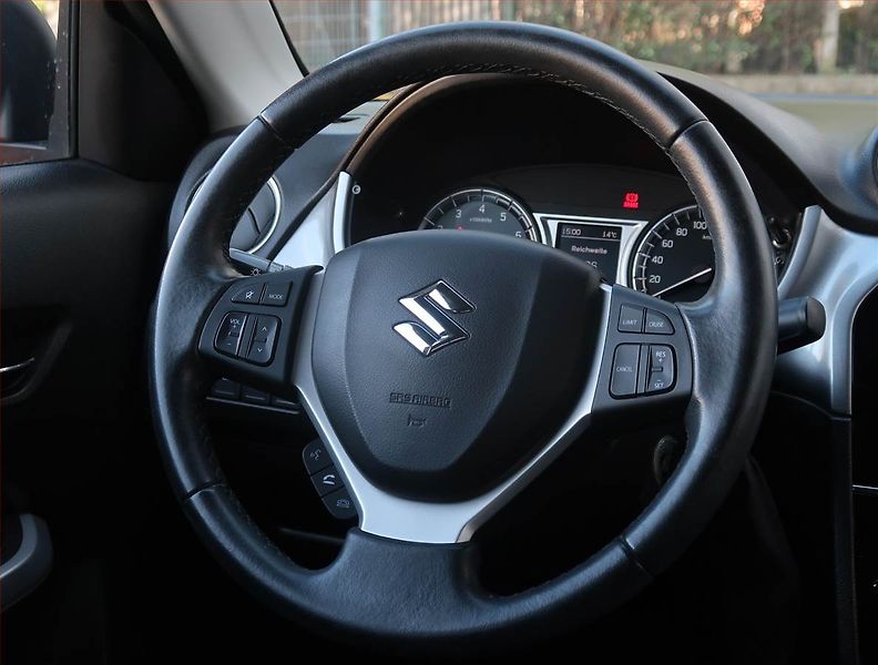 Suzuki Vitara (2017) 1.6 VVT, Serv.kniha, Navi - fotka 16 z 19