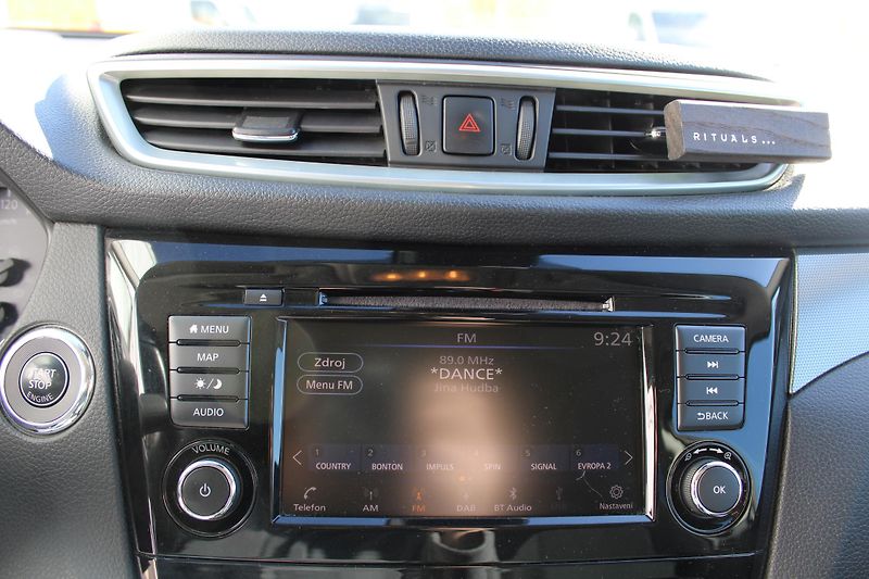 Nissan Qashqai 1.3 DiG-T 1.Majitel ČR Panoram - fotka 14 z 25