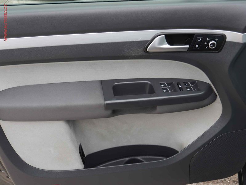 Volkswagen Touran (2015) 2.0TDi 7míst, Bixenon - fotka 16 z 16