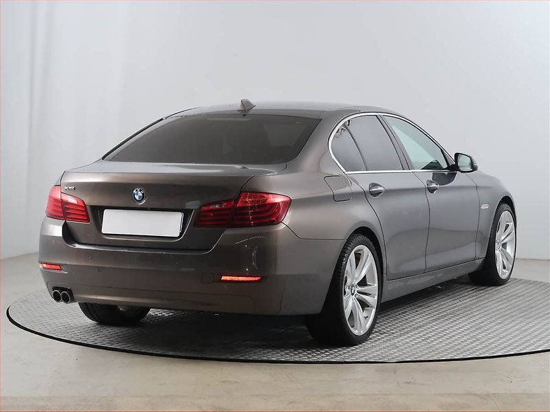 BMW Řada 5 (2016) 520d xDrive, 4X4, Automat - fotka 5 z 20