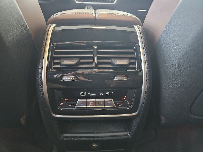 BMW X5 M50i - fotka 30 z 36