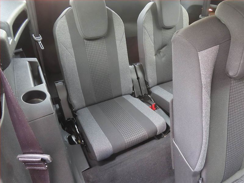 Peugeot 5008 (2021) PureTech 130, Automat, 7 míst - fotka 16 z 19