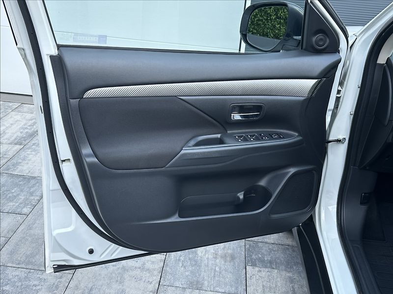 Mitsubishi Outlander 2,0 150PS  Intense A/T 4x4 - fotka 13 z 53
