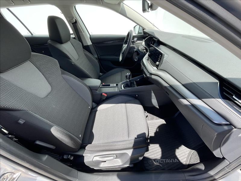 Škoda Octavia 2,0 TDI Combi Style Plus LED - fotka 17 z 22