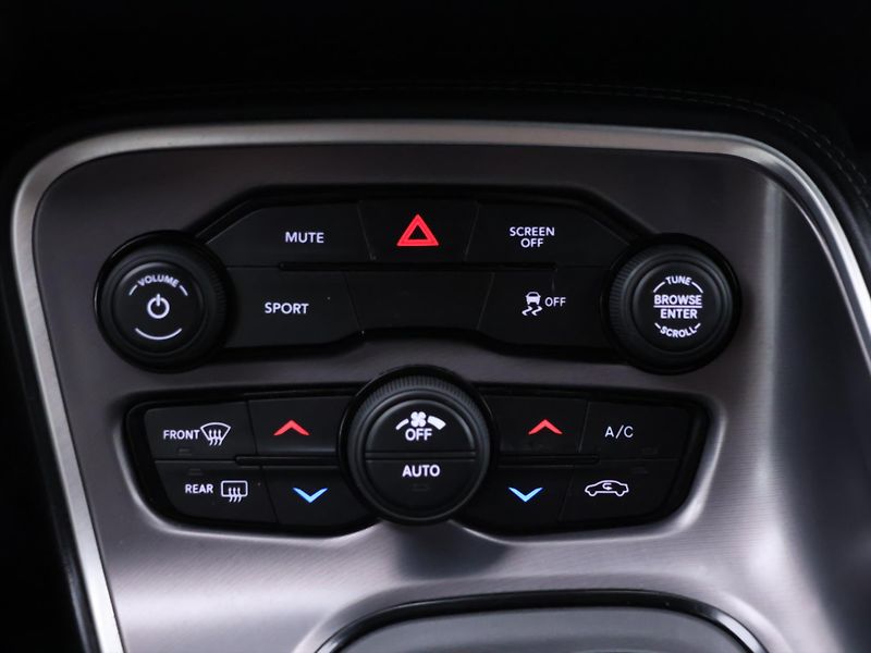 Dodge Challenger 3,6 V6 227kW Automat SXT - fotka 23 z 33