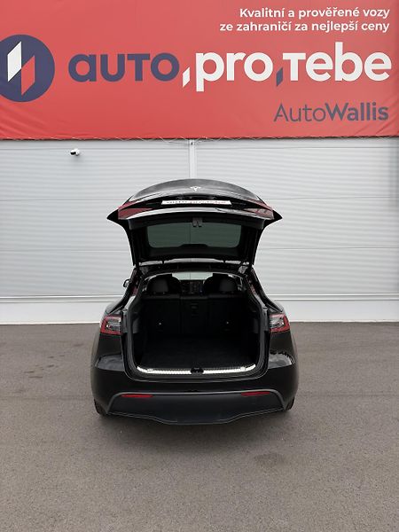Tesla Model Y SR RWD LFP 220kW 1.Maj DPH - fotka 21 z 26