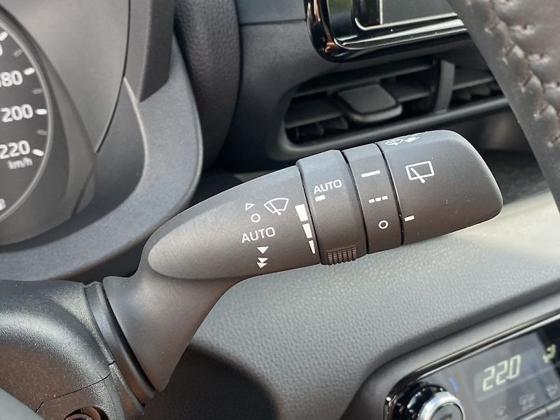 Toyota Yaris 1.5HEV, ČR-1m, Comfort, DPH - fotka 16 z 28