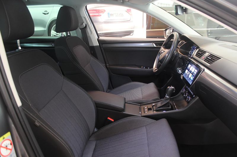 Škoda Superb (2023) 2.0TDI DSG Matrix Display - fotka 23 z 35