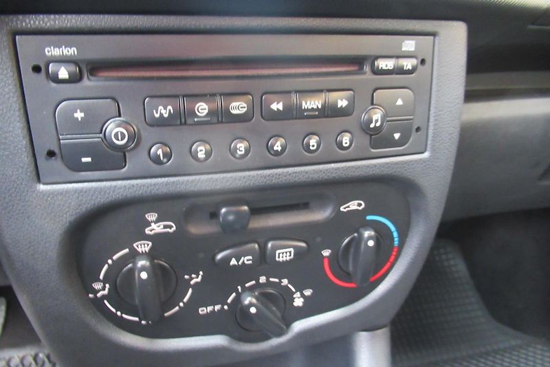 Peugeot 206 + 1.1i KLIMA - fotka 10 z 15