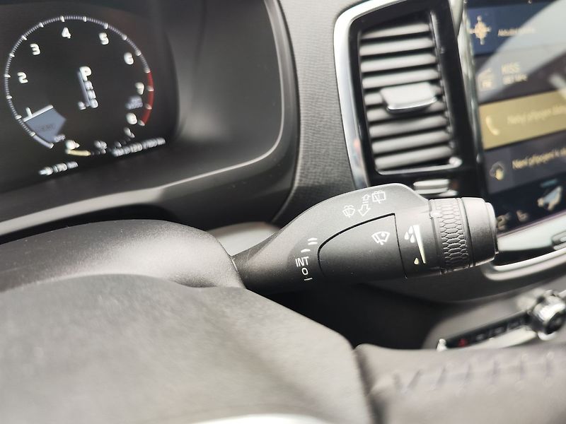 Volvo XC90 2.0 T6/235kW Momentum AWD ČR - fotka 31 z 35
