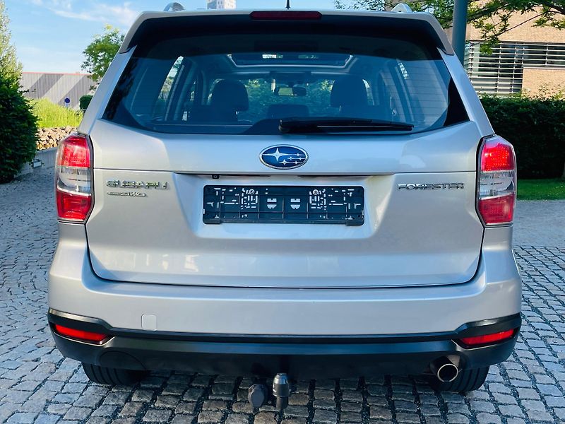 Subaru Forester 2.0i 4x4 AUT KAM TAŽNÉ SERVISK - fotka 14 z 44