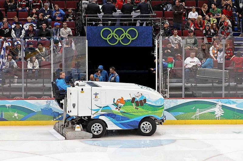 Dnes je to při hokejových utkáních samozřejmost. První stroj - rolba na úpravu ledu se zrodila před 75 lety. Zkonstruoval ji Frank Zamboni v Paramountu ve Spojených státech. Foto: Wikimedia Commons, Calle Eklund V-wolf, CC BY-SA 3.0