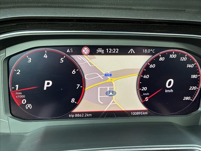 Volkswagen Polo 2,0 GTI VIRTUÁL KEYLESS - fotka 25 z 32