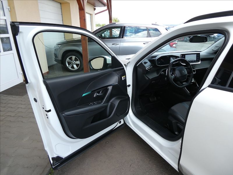 Peugeot 2008 1,2 PureTech 96kW AT8, ALLURE - fotka 21 z 49