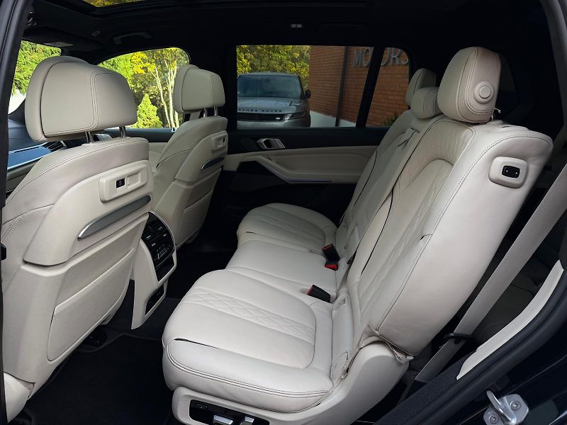 BMW X7 M50xD-R22-PANO-H&K-ČR-TOP STAV - fotka 39 z 53