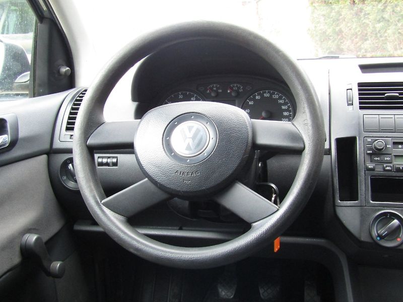 Volkswagen Polo (2005) 1.2i 40kW   CZ PŮVOD - fotka 16 z 31