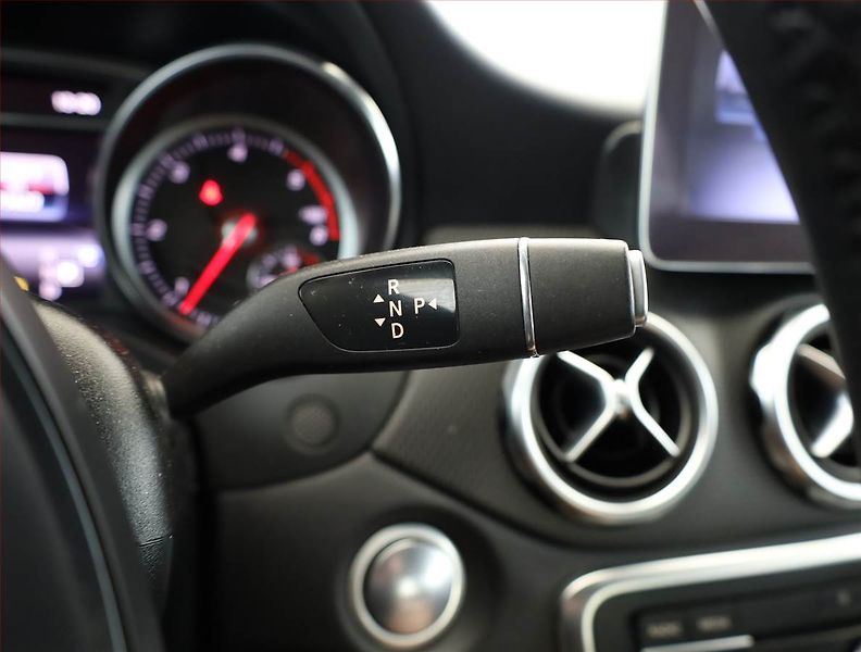 Mercedes-Benz GLA (2018) 200 d 4MATIC - fotka 16 z 18