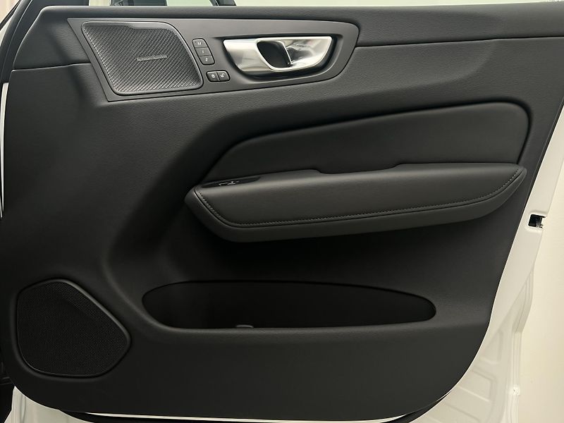 Volvo XC60 B5 AWD PLUS DARK AUT 1.maj. - fotka 43 z 43