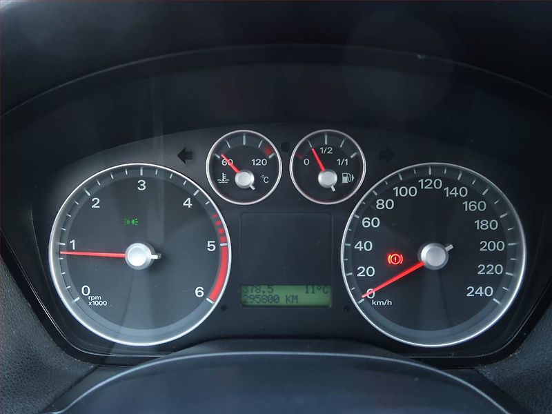 Ford Focus (2005) 1.6 TDCi, nová STK, Klima - fotka 11 z 15