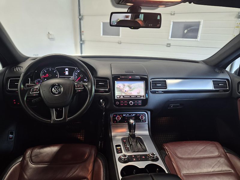 Volkswagen Touareg 3,0TDi 180kw 4x4 DSG 20ALU - fotka 10 z 41