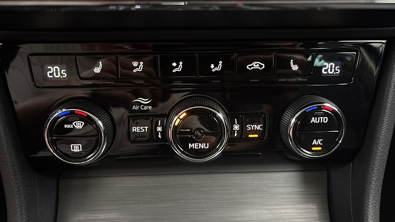 Škoda Superb 2.0 TDI DSG 4x4 Style Combi - fotka 13 z 27
