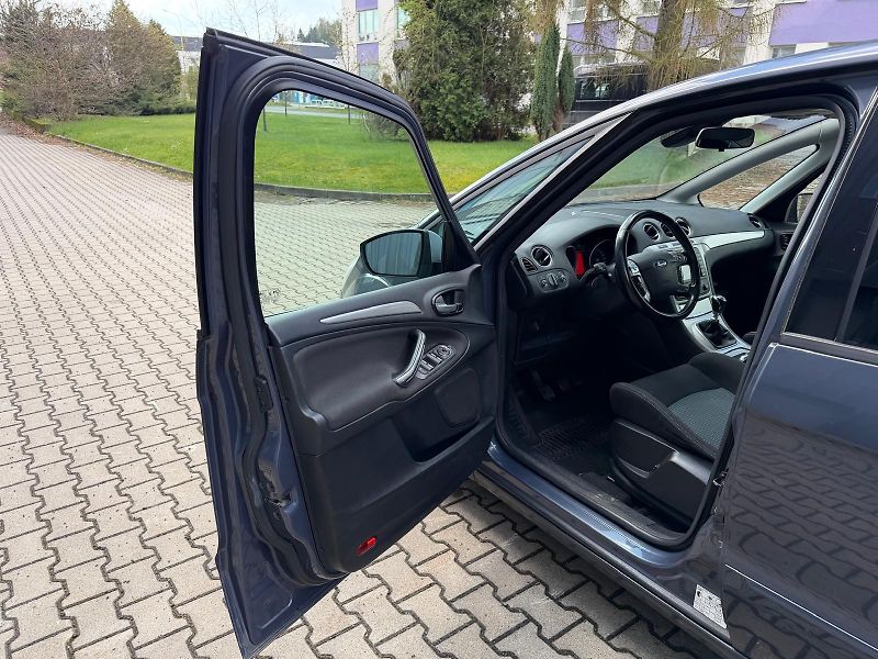 Ford S-MAX 2,0 TDCi 7- místný/ pneu / - fotka 8 z 25