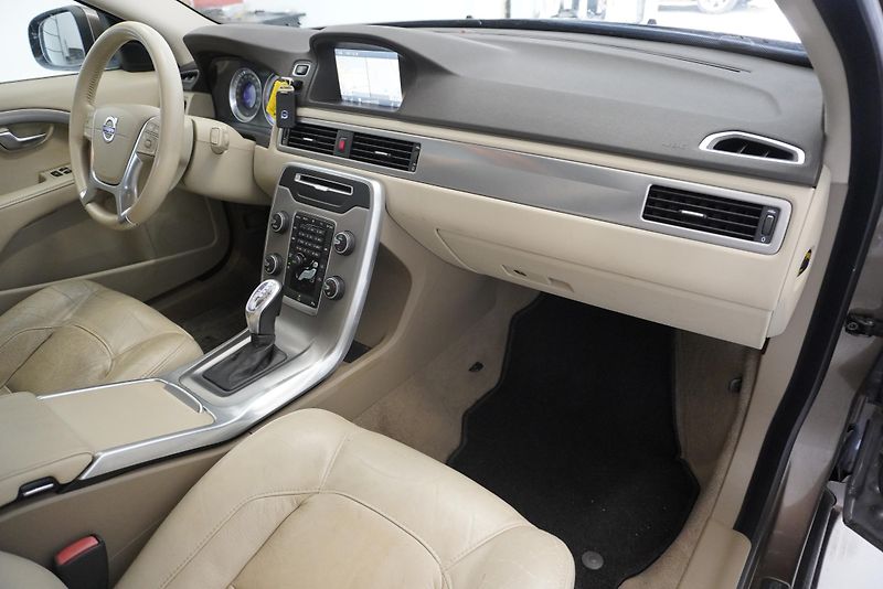Volvo V70 2.0 D4 120kW MOMENTUM - fotka 22 z 26