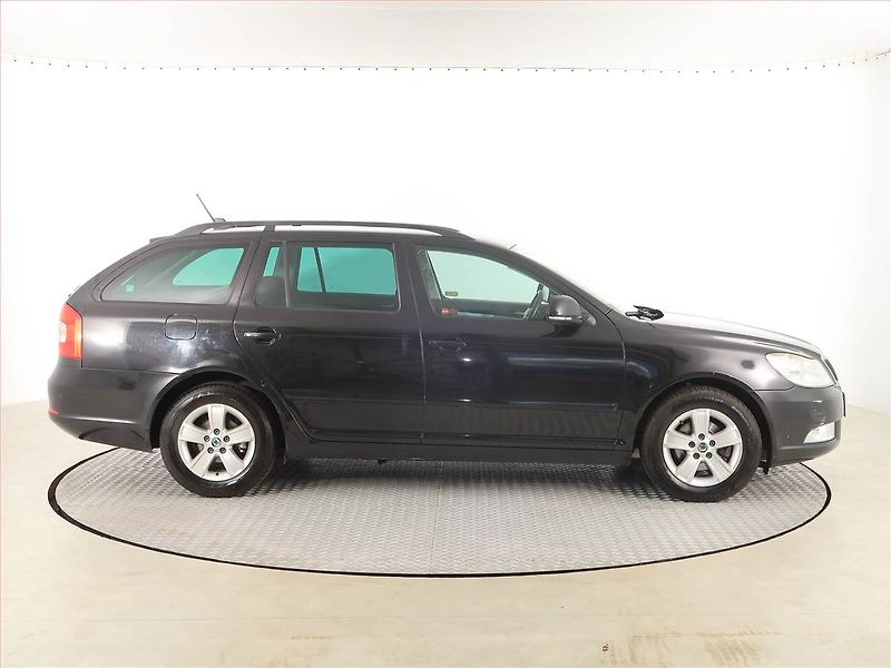 Škoda Octavia (2011) 1.6 TDI, Navi, Tempomat - fotka 6 z 17