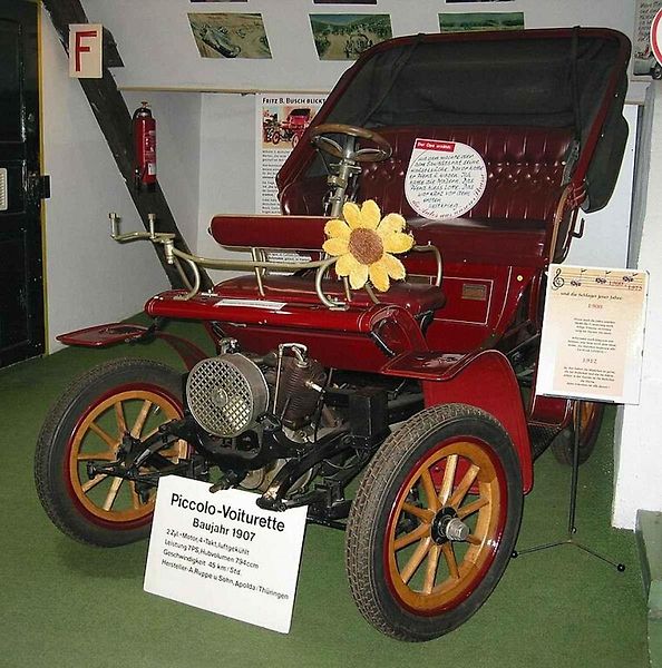 Motocykl z produkce firmy Bekamo z roku 1922. Tento stroj byl vyroben s dřevěným rámem, z obou stran pokrytým plechovými výztuhami.