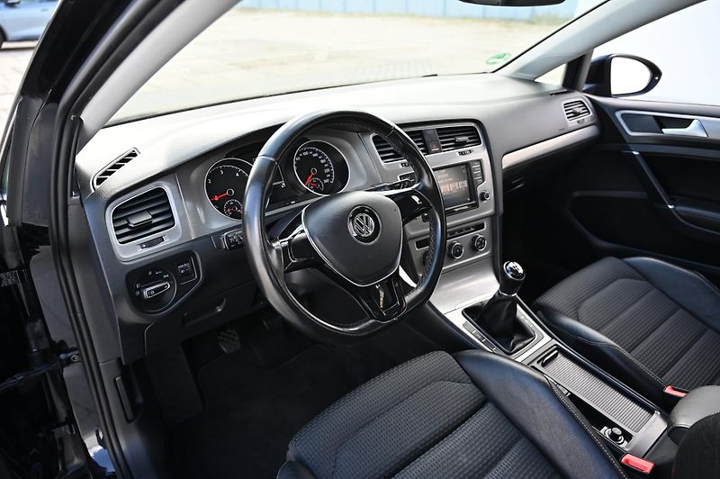 Volkswagen Golf VII 2.0TDI 110KW Highline 2/17 - fotka 28 z 57