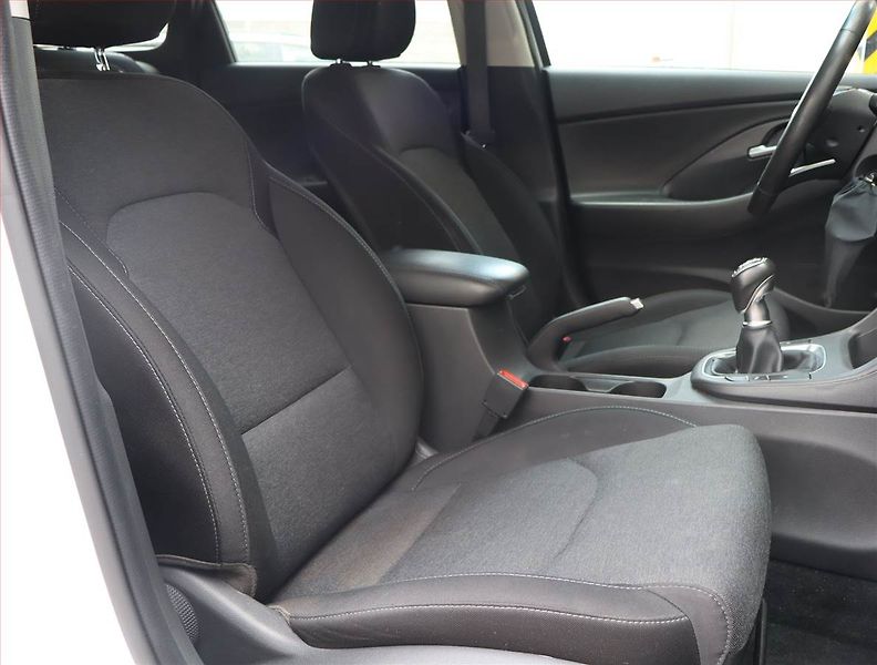 Hyundai i30 (2022) Family 1.5 T-GDI MHEV - fotka 8 z 14