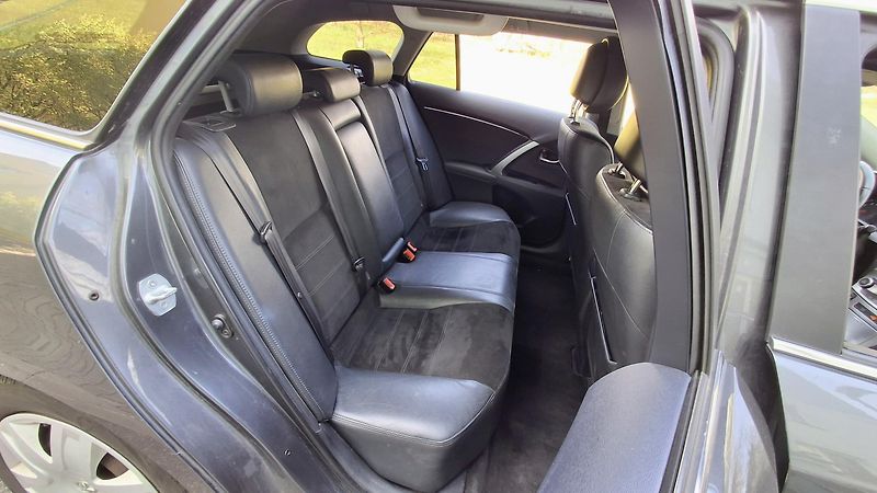Toyota Avensis 1.8 VVT-I Rezervace - fotka 16 z 30