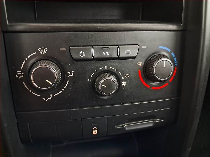 Peugeot 207 (2011) 1.6 HDi, Serv.kniha, po STK - fotka 15 z 16