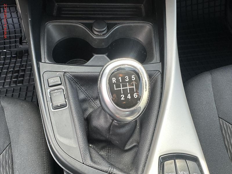 BMW Řada 1 (2015) 1.5i 116i, Klima - fotka 17 z 21