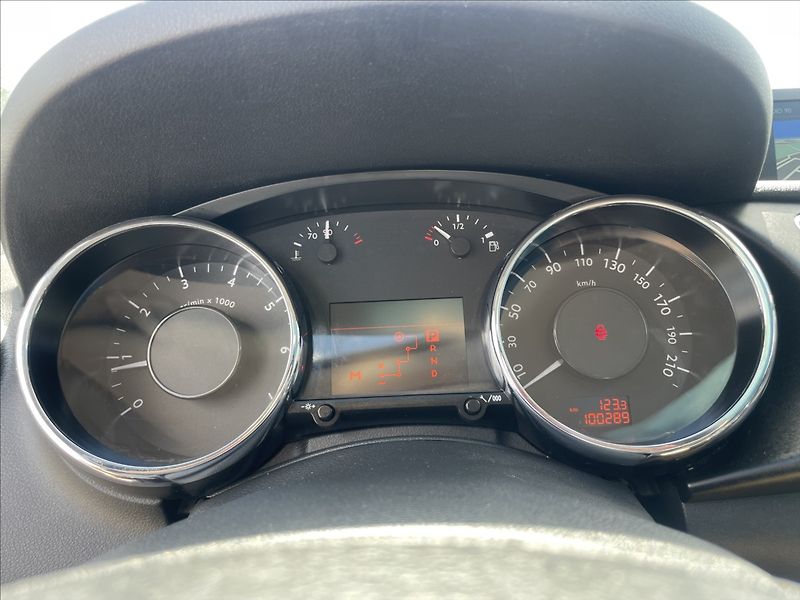 Peugeot 3008 1,6 THP 121kw ALLURE GPS PANOR - fotka 16 z 40