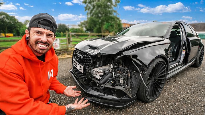 Havarovaná Audi RS6 měla poškozenou přední část, rozbité čelní sklo a vystřelené airbagy, její osmiválcový motor však nehodu přežil.