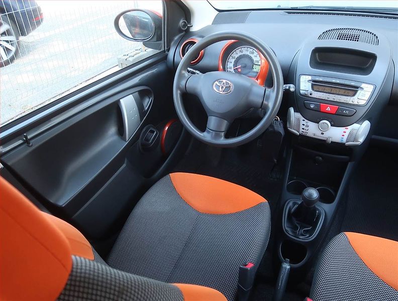 Toyota Aygo (2012) 1.0 VVT-i, Park. senzory - fotka 7 z 14