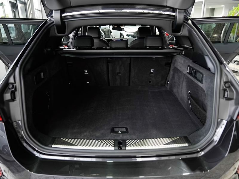 BMW Řada 5 520d xDrive M-Sport DrivAs+ HK - fotka 20 z 22