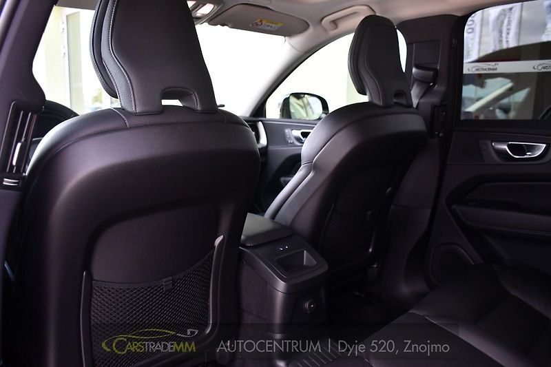 Volvo XC60 2.0T8 R-Desing RECHARGE - fotka 12 z 54
